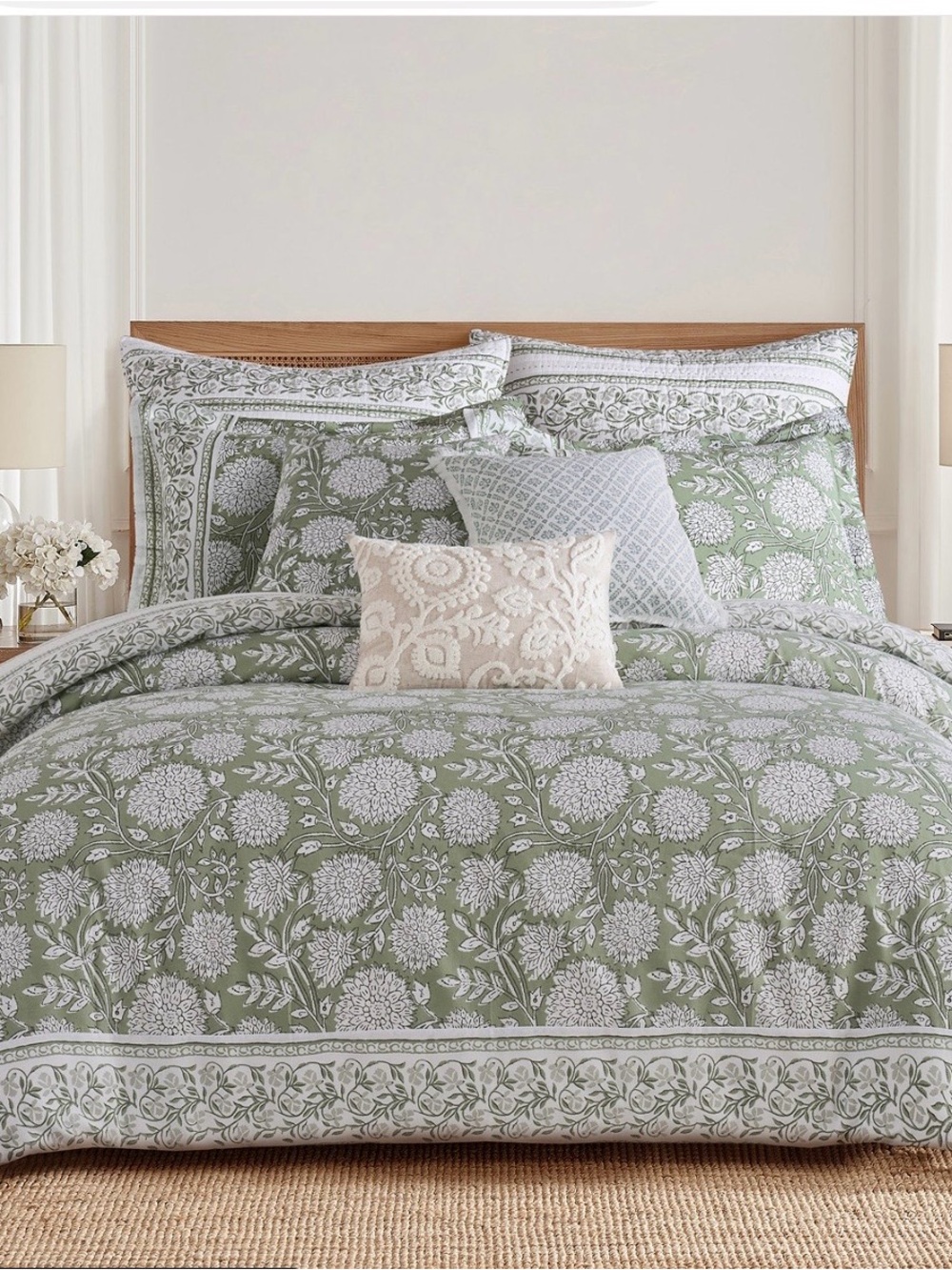 Green Floral duvet Set 💚 reversible pattern..free euro pillow cases w/purchase.